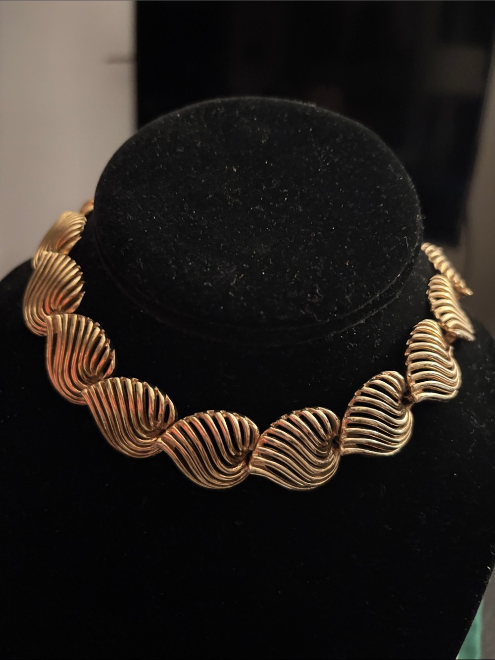 Napier Gold tone Sculpted Wave Link Necklace - 1980- 1990 Number 4084 - Picture 3 of 9